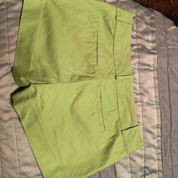 Super cute Banana Republic green cargo shorts - Picture 3 of 3